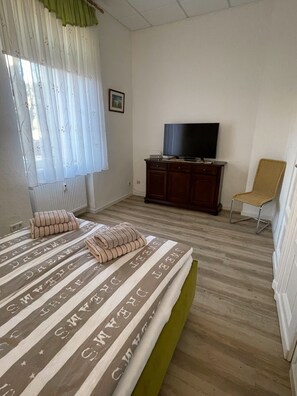 2 bedrooms, iron/ironing board, travel cot, free WiFi