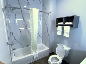 Vasca da bagno a immersione totale, doccia idromassaggio, asciugamani