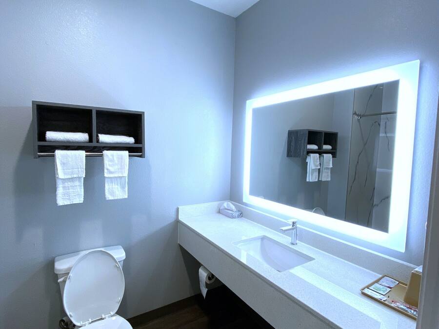 Deep soaking tub, hydromassage showerhead, towels
