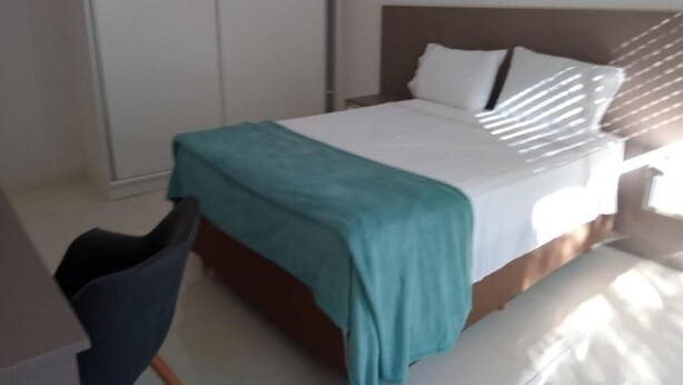 Ein Schlafzimmer mit einem Bett, einem Schreibtisch und einem Stuhl.