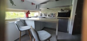 Réfrigérateur, micro-ondes, plaque de cuisson, lave-vaisselle