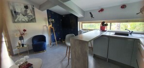 Kühlschrank, Mikrowelle, Herdplatte, Geschirrspüler