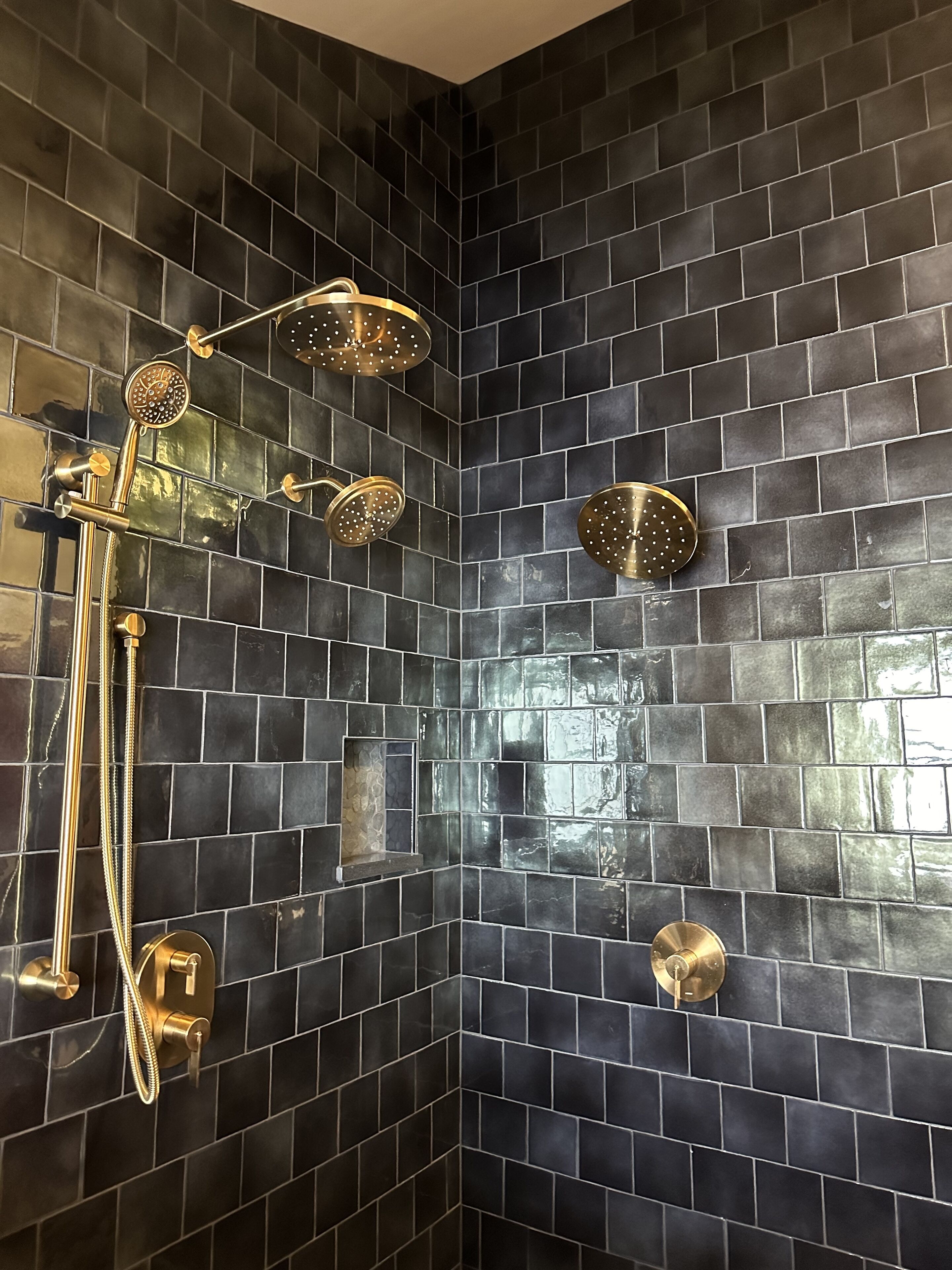 Combined shower/tub, jetted tub, hair dryer, towels