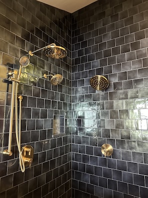 Combined shower/tub, jetted tub, hair dryer, towels