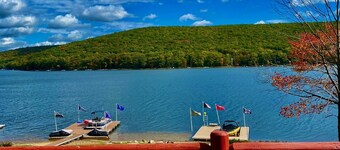 Unobstructed lake views from living areas. Restaurants & activities in minutes