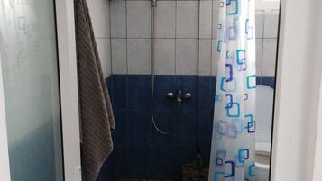 シャワー、タオル、トイレットペーパー