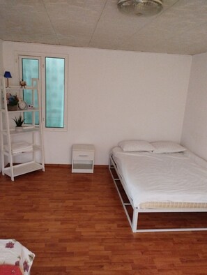 2 chambres, fer et planche à repasser, Wi-Fi gratuit, draps fournis