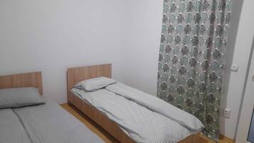 2 室のベッドルーム、アイロン / アイロン台、WiFi (無料)、ベッドシーツ