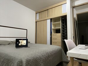 2 chambres, bureau, fer et planche à repasser, accès au Wi-Fi (inclus)