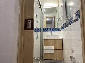 Dusche, Haartrockner, Handtücher, Toilettenpapier