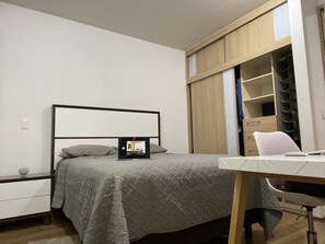 2 chambres, bureau, fer et planche à repasser, accès au Wi-Fi (inclus)