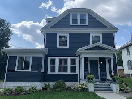 Exterior. The Coxon House Inn: 3rd floor apartment- The Writer’s Nook