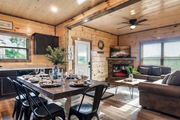 Dining - 👀Fall discounts!🔥Dollywood Hills 3 Bdrm-game room-hot tub-grill (Sevierville)