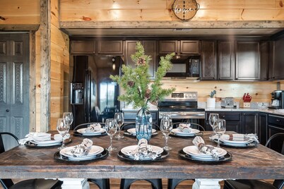 👀Fall discounts!🔥Dollywood Hills 3 Bdrm-game room-hot tub-grill