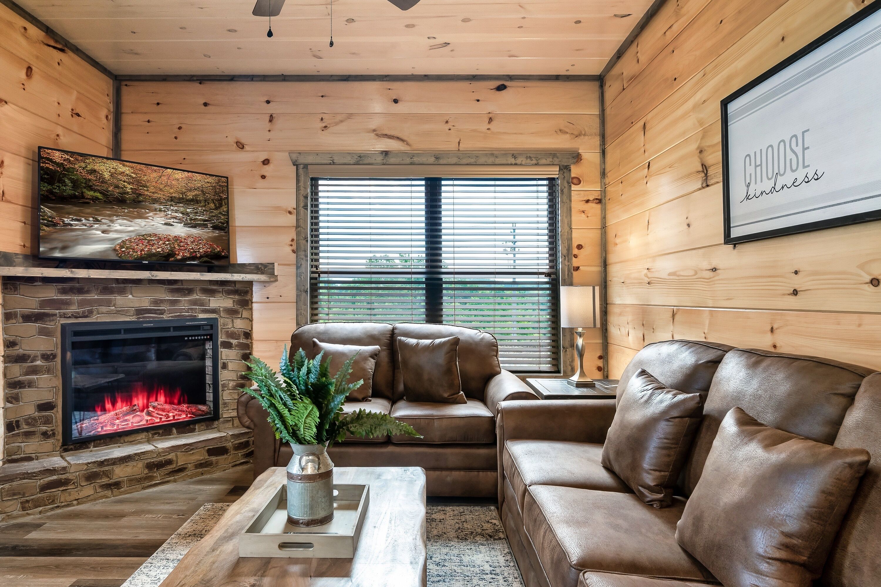 Smart TV, caminetto, videogiochi