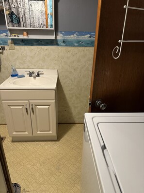 Ensemble douche/baignoire, sèche-cheveux, serviettes fournies, savon