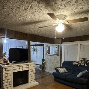 Téléviseur connecté, foyer, lecteur de DVD