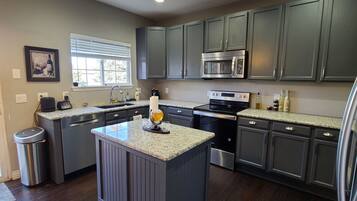 Geladeira, micro-ondas, fogão, cooktop