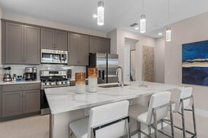 Frigorifero, microonde, forno, piano cottura