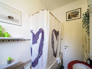 Duschwanne, umweltfreundliche Kosmetikartikel, Haartrockner, Bidet