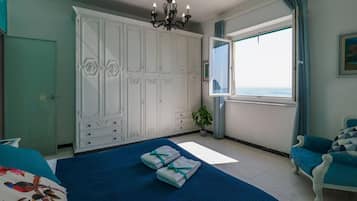 2 Schlafzimmer, Schreibtisch, Bügeleisen/Bügelbrett, Reisekinderbett