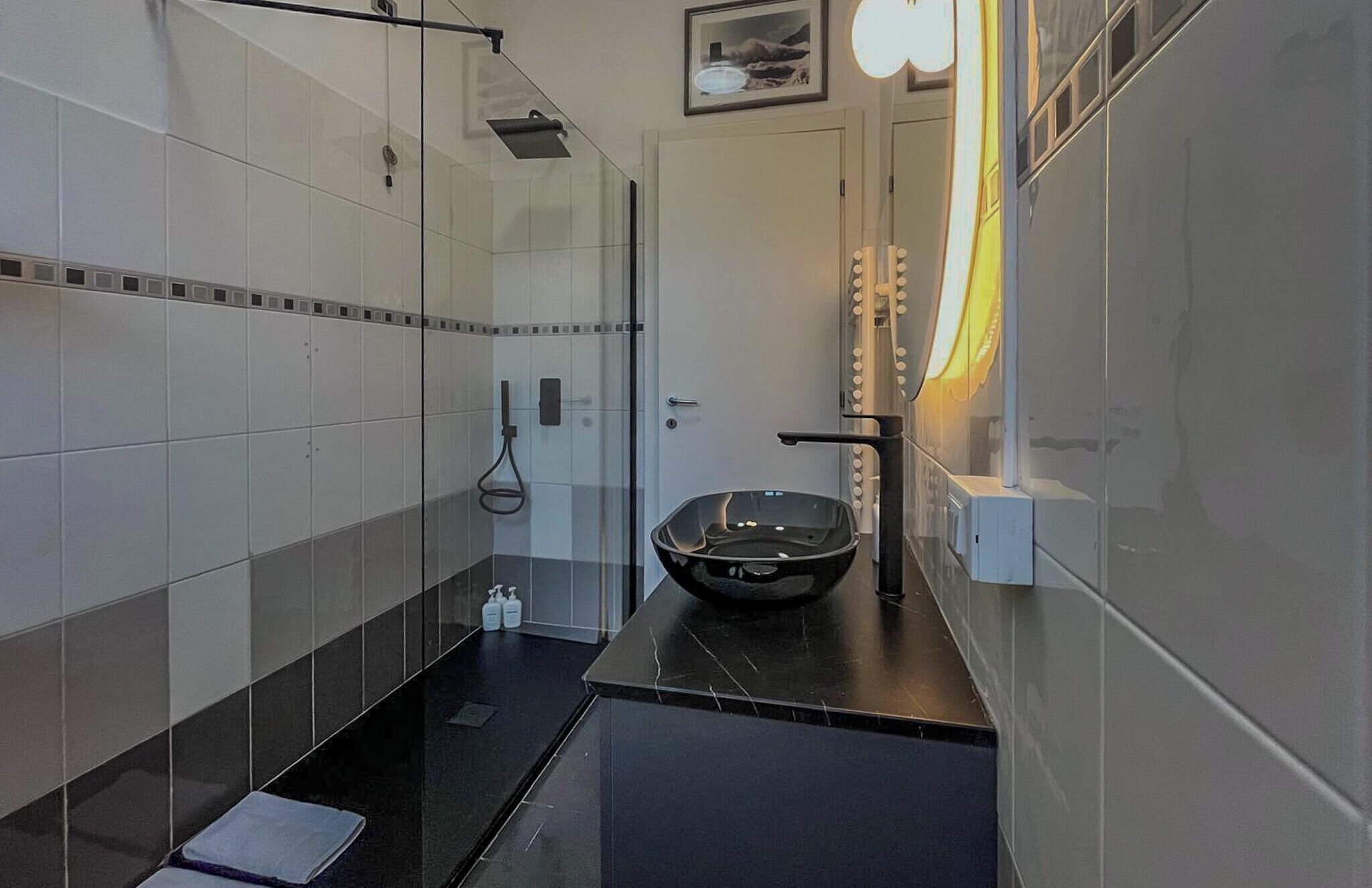 Bañera con ducha, artículos de tocador ecológicos, secador de pelo