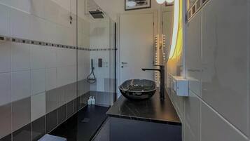 Bañera con ducha, artículos de tocador ecológicos, secador de pelo