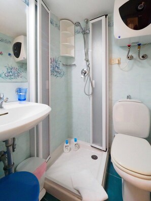 Bathroom - Picagetta Tiny Room with AC (Vernazza)