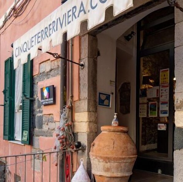 Exterior detail - Picagetta Room with AC (Vernazza)