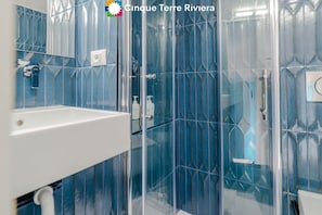 Dusche, umweltfreundliche Kosmetikartikel, Haartrockner, Bidet