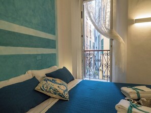 Room - Picagetta Tiny Room with AC (Vernazza)