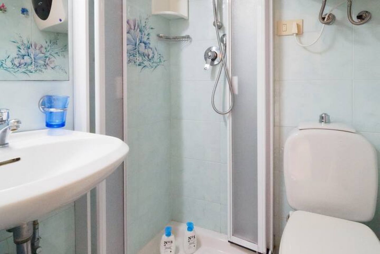 Douche, articles de toilette écologiques, sèche-cheveux, bidet