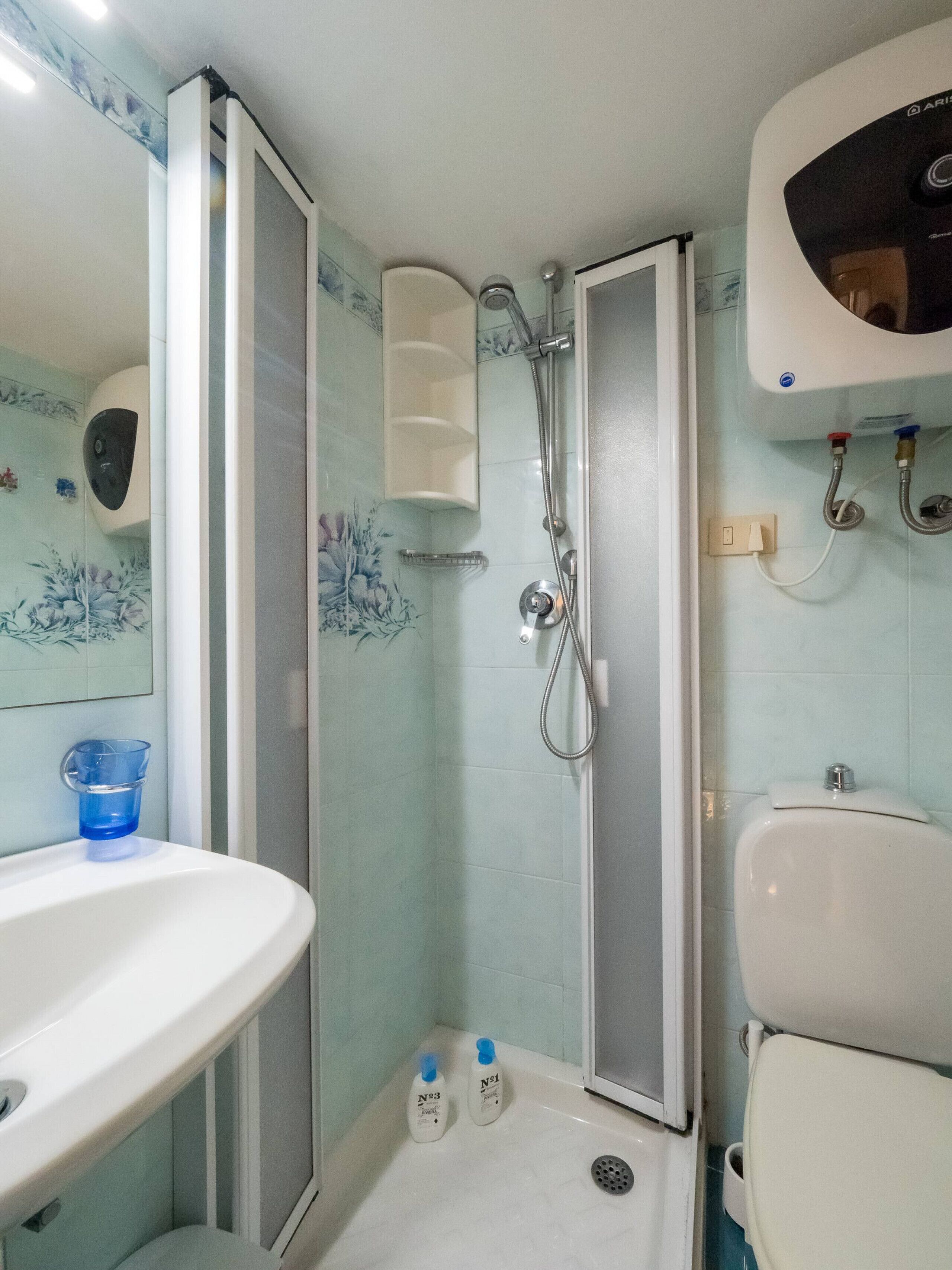 Dusj, miljøvennlige toalettsaker, hårføner og bidé