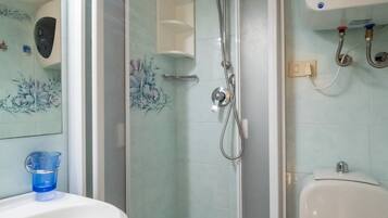 Dusj, miljøvennlige toalettsaker, hårføner og bidé