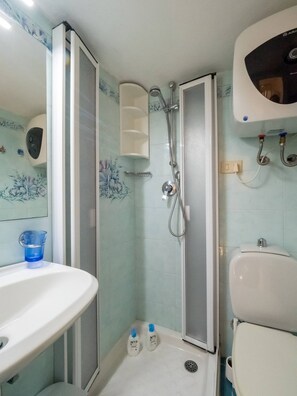 Dusche, umweltfreundliche Kosmetikartikel, Haartrockner, Bidet