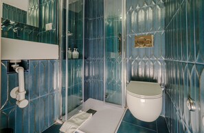 Shower with blue tiles - Picagetta Tiny Room with AC (Vernazza)