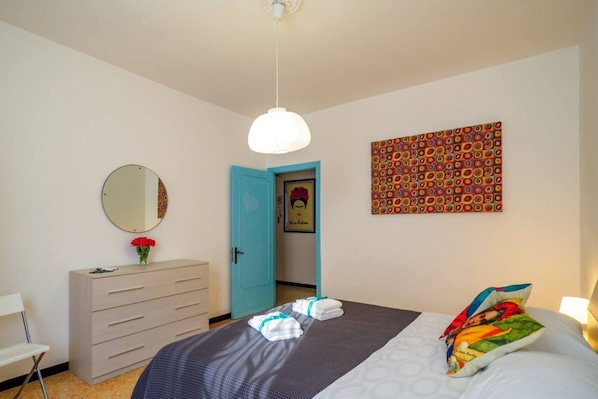 2 bedrooms, travel crib, free WiFi, bed sheets