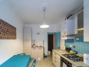 Kühlschrank, Ofen, Herdplatte, Kaffeemühle