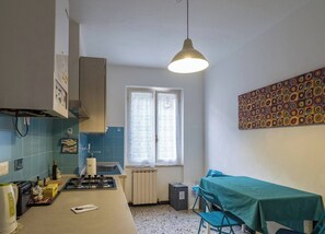 Kühlschrank, Ofen, Herdplatte, Kaffeemühle