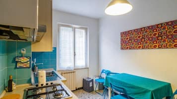 Réfrigérateur, four à micro-ondes, un four, surface de cuisson