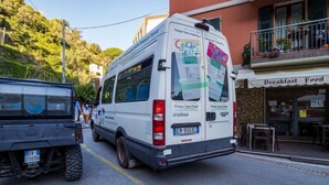 Un fourgon blanc arborant le logo « Cinq Terre » était stationné dans une rue.