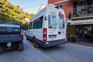 Un fourgon blanc arborant le logo « Cinq Terre » était stationné dans une rue.