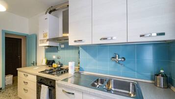 Wasserkocher mit Kaffee-/Teezubehör, Kühlschrank, Mikrowelle, Ofen