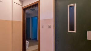 Een gang met een deur naar een kamer.