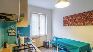 Fridge, oven, stovetop, coffee/tea maker