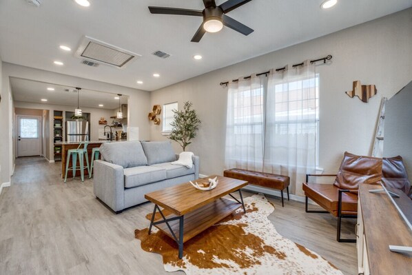 Smart TV - Stylishly Renovated Home 5 Minutes to Downtown (San Antonio)