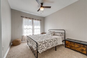 3 bedrooms, desk, free WiFi, bed sheets