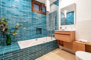 Bathtub, towels