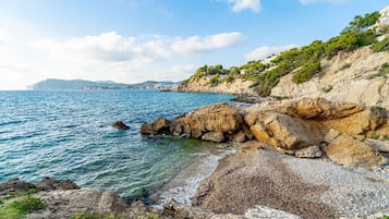 Una spiaggia nelle vicinanze
