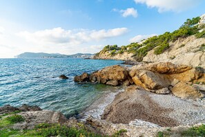 Una spiaggia nelle vicinanze